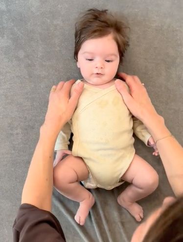 Baby ontvangt zachte diepe-drukoefening